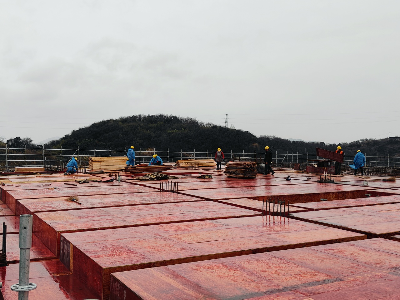 骤雨中的施工现场.jpg 骤雨中的施工现场.jpg