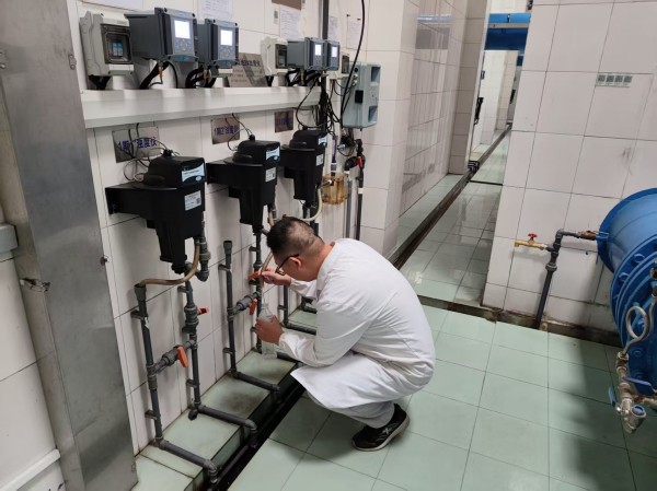 水质部工作人员取水化验.jpg