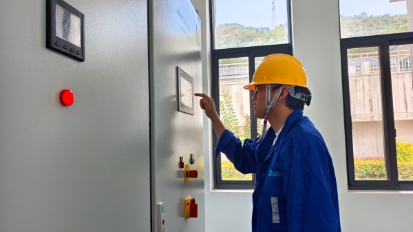 桥下水厂工作人员对预臭氧增压泵维修后进行测试，使水泵在运行中保持最佳状态.jpg