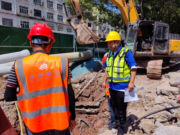永康钱江水务城区营业所工作人员吕思漩在城北西路建设工地巡检过程中发放管线告知书.jpg