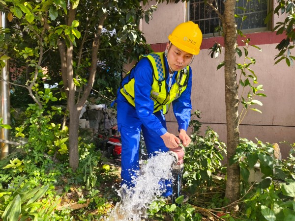 永康钱江水务古山营业所工作人员陈翔在前杭村进行抢修后排水作业.jpg